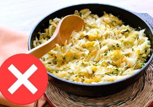 Przestań podsmażać kapustę z grzybami przed duszeniem - to największy błąd!