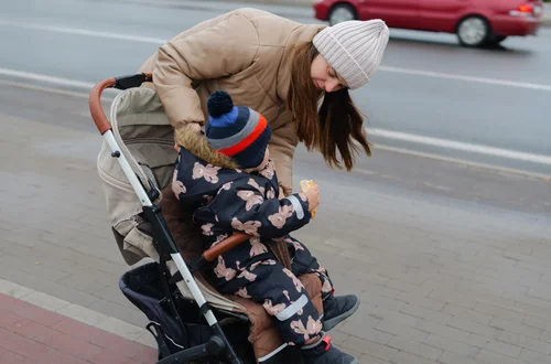 Uwaga! Świadczenie 800 plus może wygasnąć, a ZUS cofnie wypłaty! Rodzice muszą pamiętać o tych warunkach