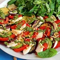 Sałatka caprese z pieczonymi warzywami