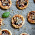 Pizzerinki z ciasta francuskiego - Przepis od Po Prostu Pycha