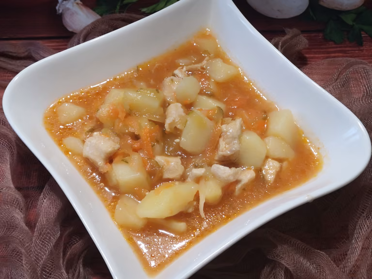 Zupa z ogórkami kiszonymi i kurczakiem