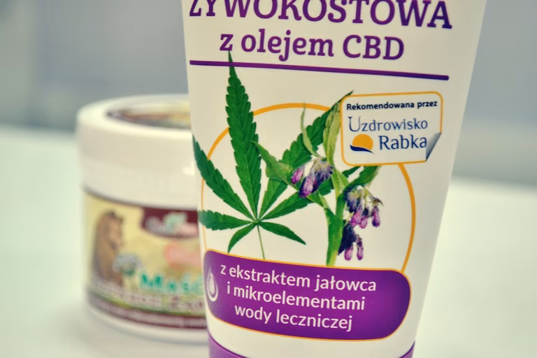 Maść żywokostowa zastosowanie na stawy, kości i mięśnie z CBD Poznań