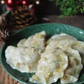 Pierogi z czerwoną soczewicą, kiszoną kapustą i grzybami