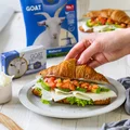Croissant z kozim serem awokado i pomidorami