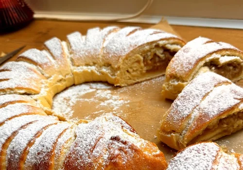 Strucla drożdżowa z jabłkami