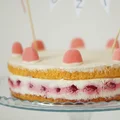 Tort śmietanowy z malinami