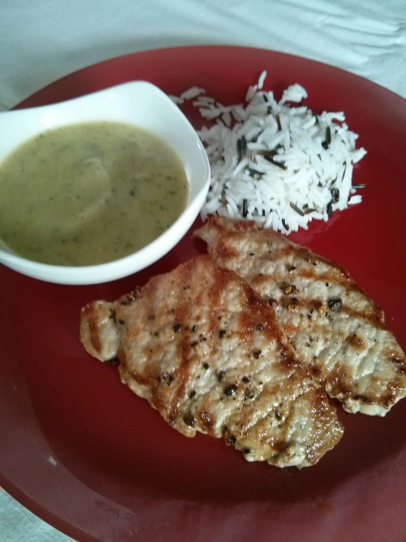 Grillowany schab z sosem z cukinii