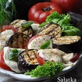 Sałatka z grillowanego bakłażana z pomidorami i mozzarellą