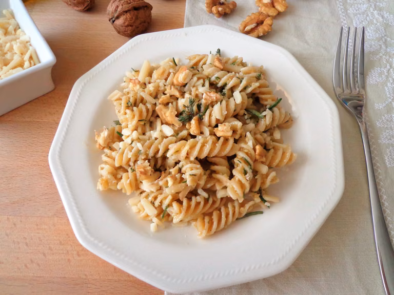 Makaron z pesto orzechowo-ziołowym