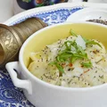 Pierogi ze szpinakem podane z dopem z ricotty