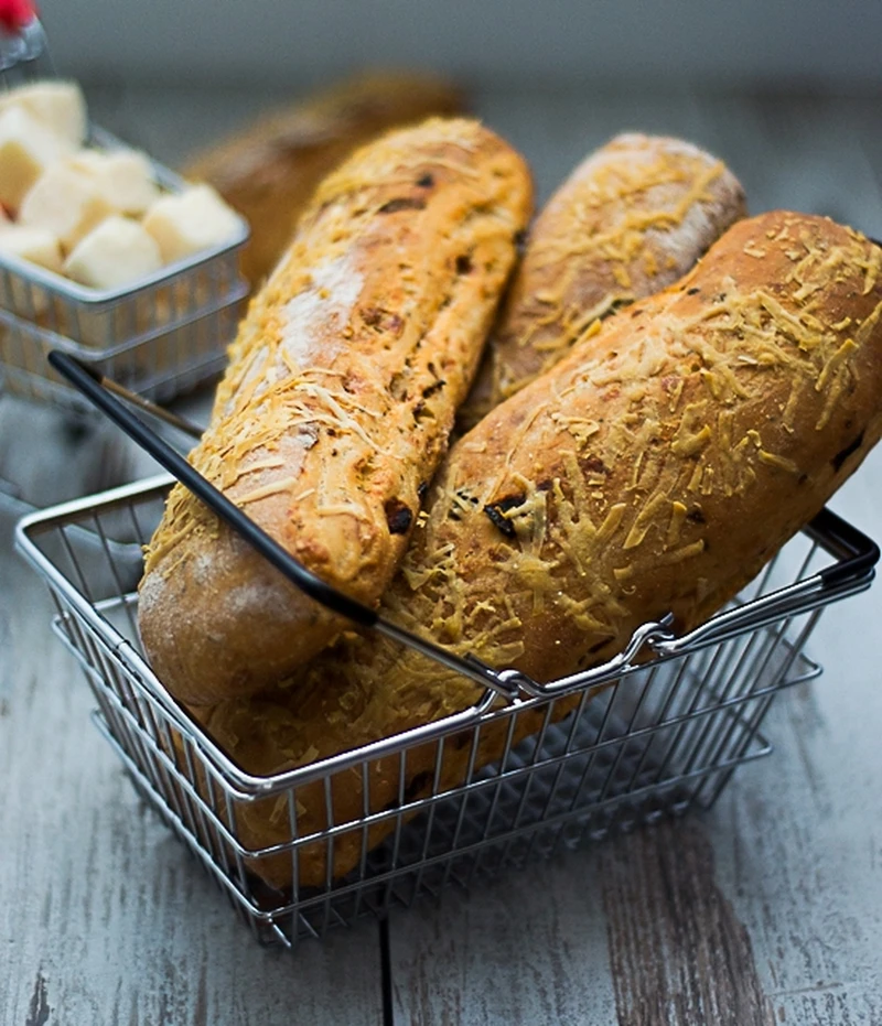 Bułki drożdżowe z suszonymi pomidorami i parmezanem