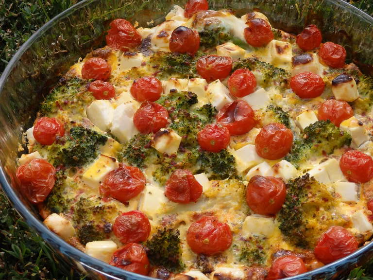Frittata z brokułem, fetą i pomidorkami