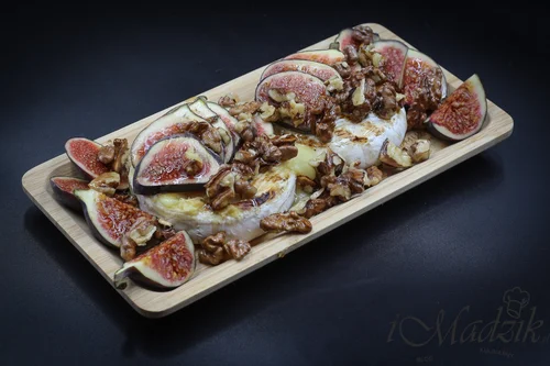 Grillowany Camembert z miodem, orzechami i figami