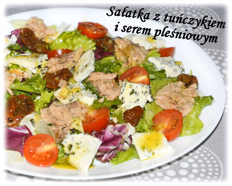 Sałatka z tuńczykiem i serem pleśniowym