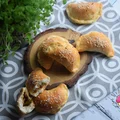 PIECZONE PIEROŻKI DROŻDŻOWE Z KABANOSEM, SUSZONYM POMIDOREM, KUKURYDZĄ I MOZZARELLĄ