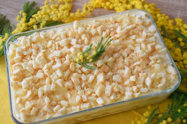Tiramisù Mimoza z kremem cukiernicznym i ananasem