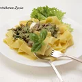 Makaron pappardelle z cukinią, szynką parmeńską i zielonym pesto