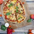 Pizza na bogato – domowa pizza na dużą blachę