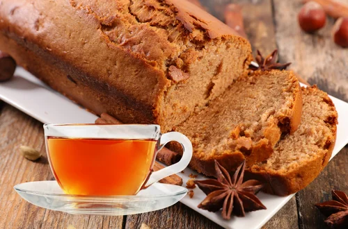 Wlej gorącą herbatę do ciasta i upiecz. Ten piernik jest miękki i pachnący jak święta!