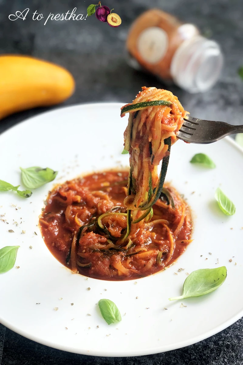 Szybki przepis na cukinię – fit spaghetti napoli