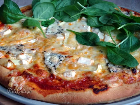 Pizza serowa ze świeżym szpinakiem