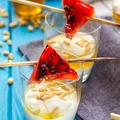 Grillowany arbuz z jogurtem greckim, orzeszkami piniowymi i miodem