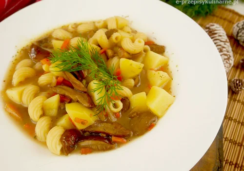 Szybka zupa grzybowa z mrożonych grzybów - prosty przepis na jesienną zupę