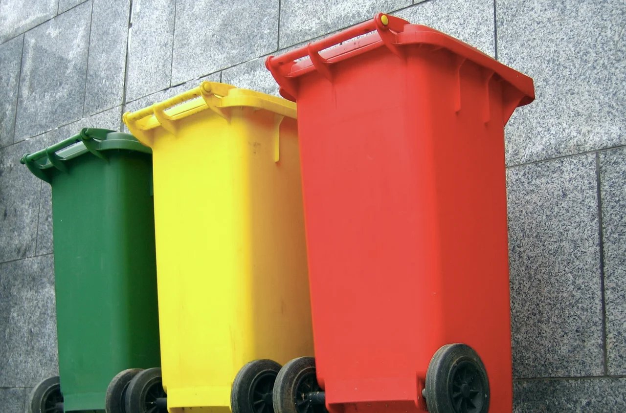 Nowy i obowiązkowy kosz na śmieci od 2026 roku? Tak, ale nie w każdej gminie!
