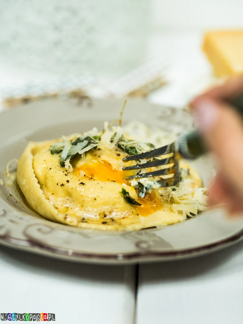 Raviolo z płynnym żółtkiem