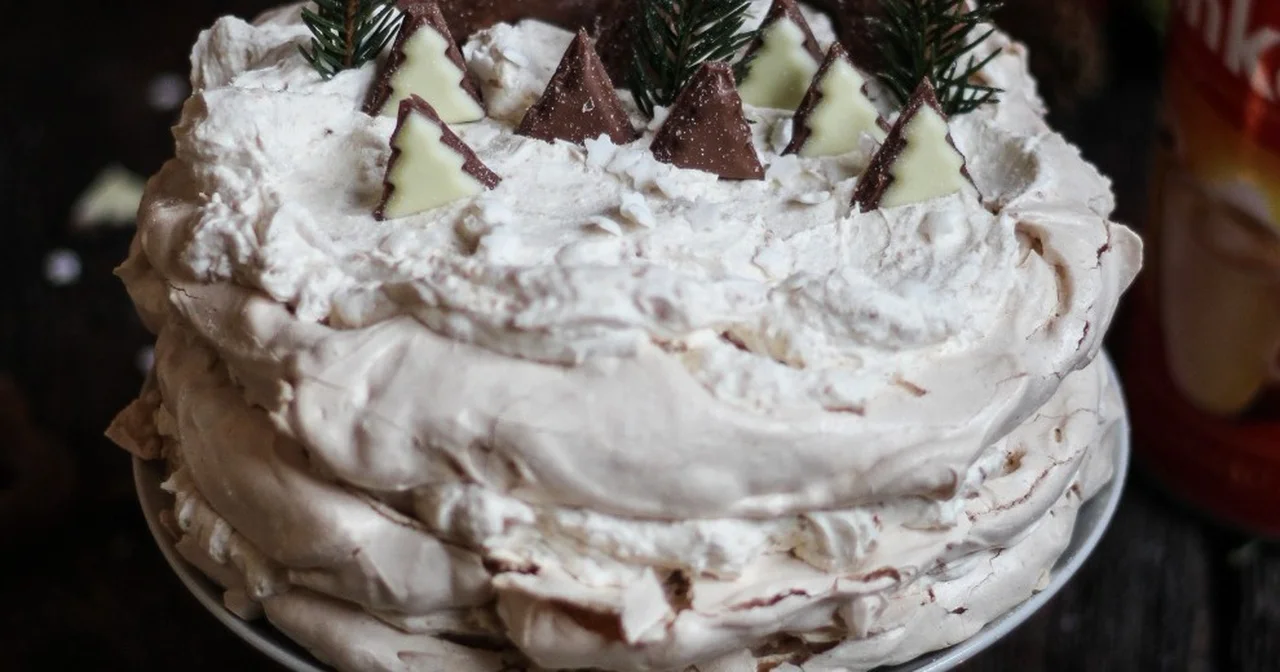 Świąteczny tort bezowy (wygląda niczym lasek a smakuje iście świątecznie).