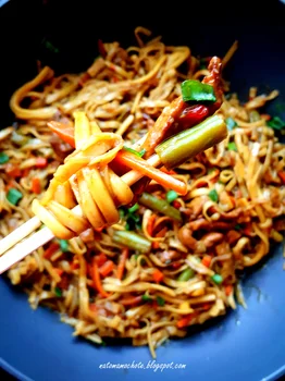 Smażony Makaron Udon z Wieprzowiną po Chińsku i Warzywami