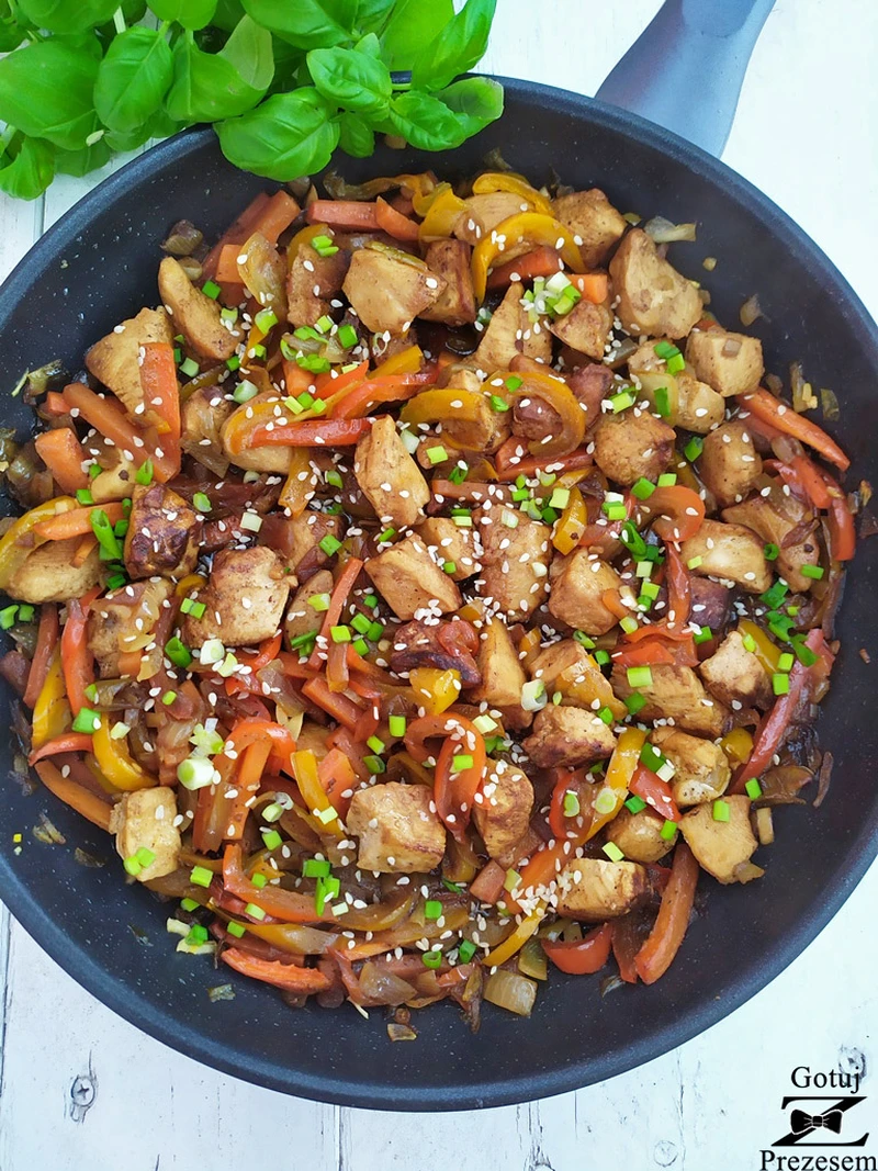 Kurczak w sosie teriyaki z makaronem