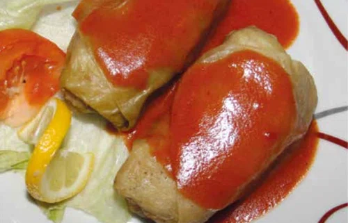 Gołąbki z nadzieniem z ziemniaków i sosem pomidorowym