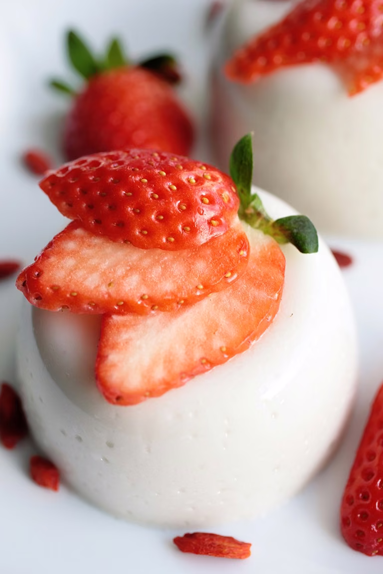 Kokosowa panna cotta z truskawkami.