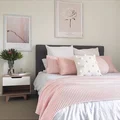Pudrowy róż w sypialni