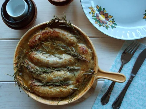 BIAŁA KIEŁBASA PIECZONA Z SOSEM MIODOWO-MUSZTARDOWYM I ROZMARYNEM