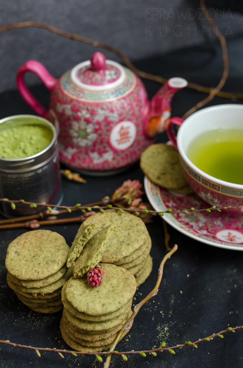 Maślane ciasteczka Matcha z dodatkiem pestek dyni.