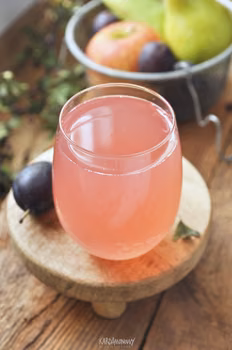 Kompot ze śliwek, gruszek i jabłek