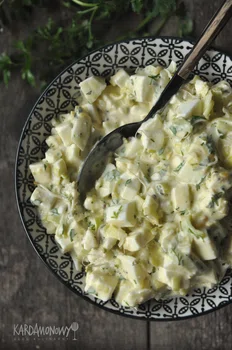 Sałatka z jajkami, rzeżuchą i fetą