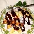Bananowy omlet z syropem czekoladowym