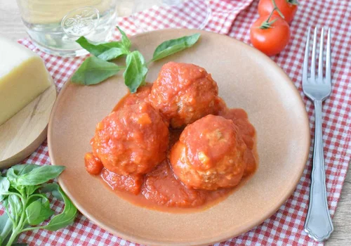 Pulpety duszone w sosie pomidorowym po rzymsku