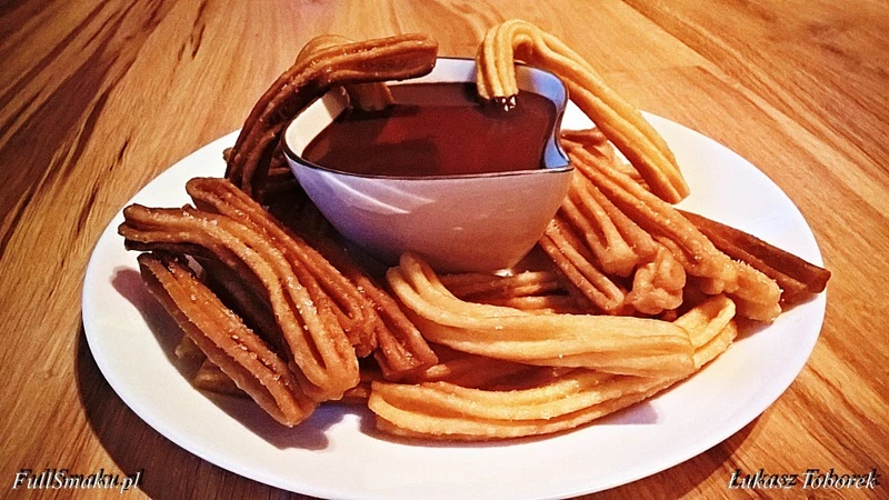 Hiszpańskie churros z sosem czekoladowym
