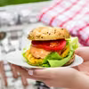 Burgery z łososia z grillowanym ananasem i lemoniadą