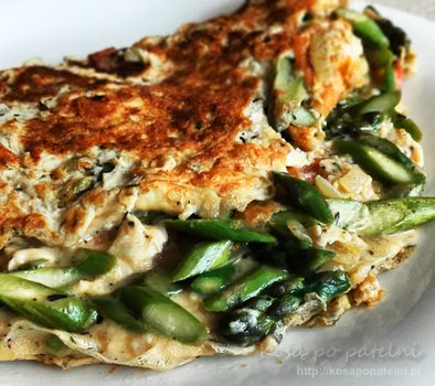 Omlet ze szparagami i pomidorami