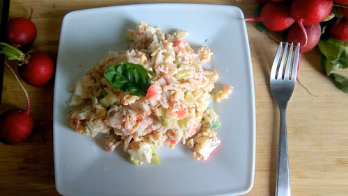 Sałatka z paluszkami surimi