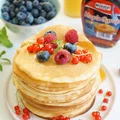 Pancakes z syropem klonowym i owocami lata