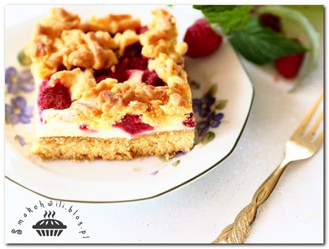 Kruche z budyniową pianką i malinami