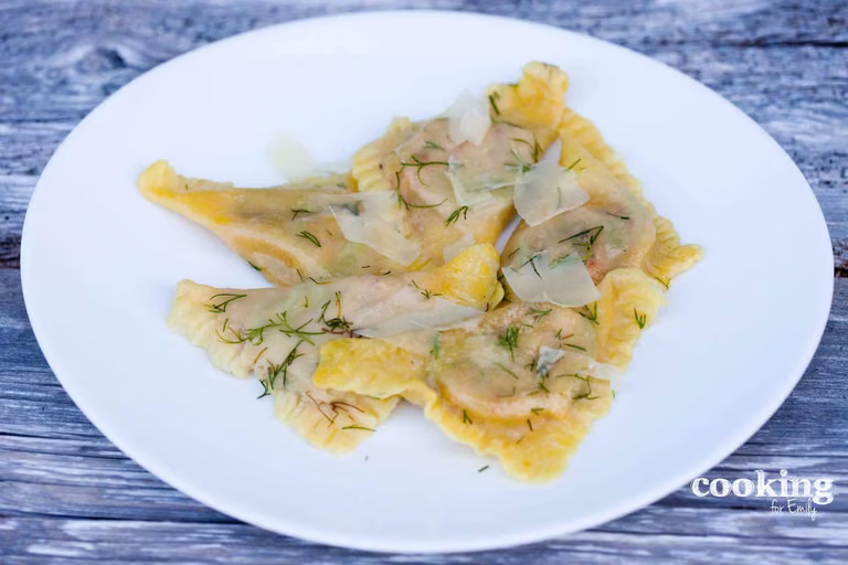 PIEROGI Z BOTWINKĄ I SERAMI
