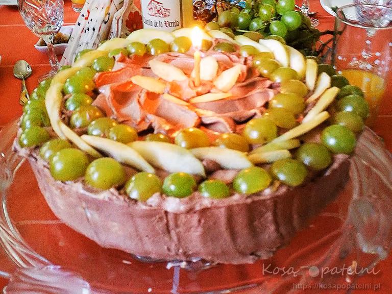 Tort gruszkowy z bitą śmietaną, waniliową i kakaową