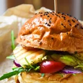 Wegetariańskie burgery z halloumi i awokado FIT